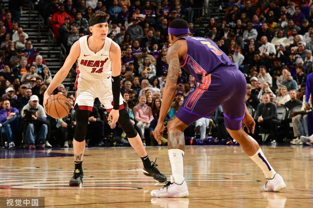 利亚在游泳 利亚在游泳